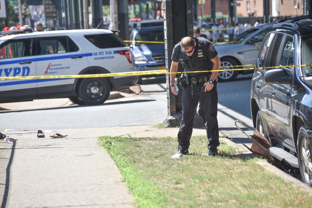 Click to enlarge New York Police at murder scene