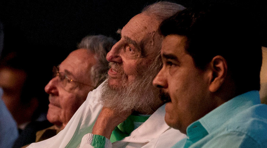 Fidel Castro (C), Cuba's President Raul Castro (L) and Venezuela's President Nicolas Maduro
