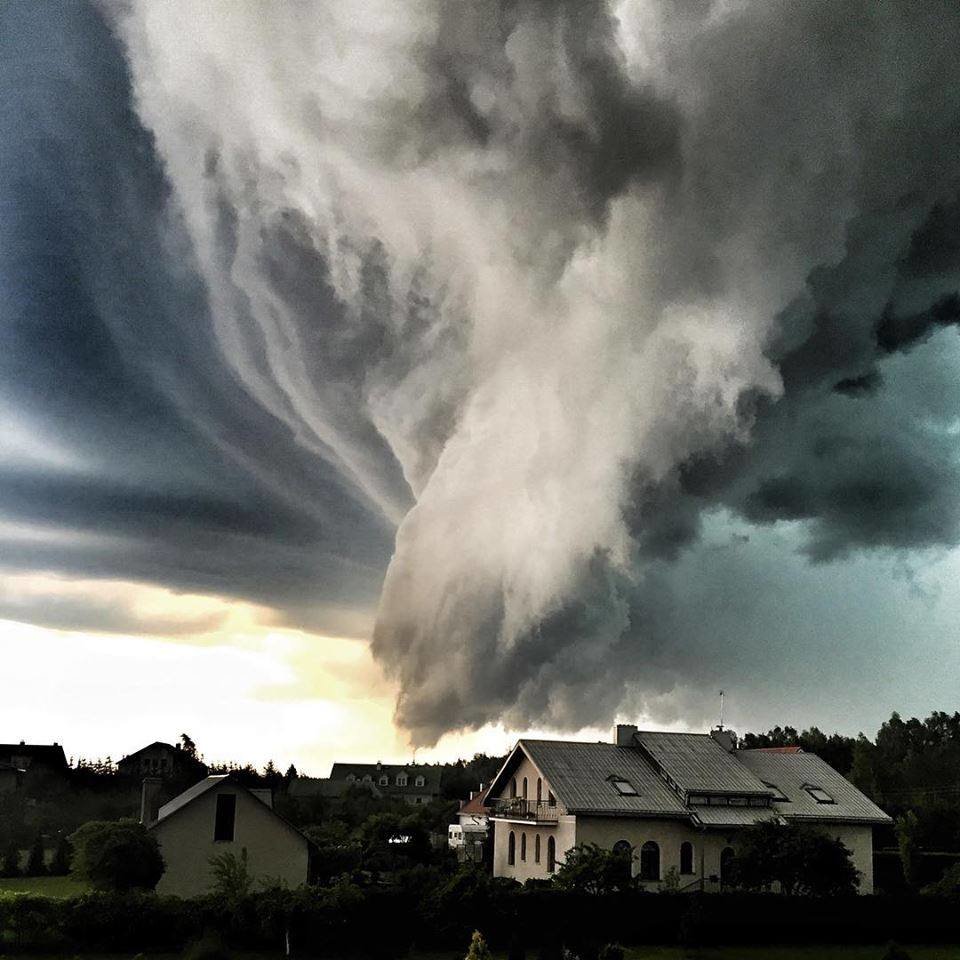 Shelf cloud