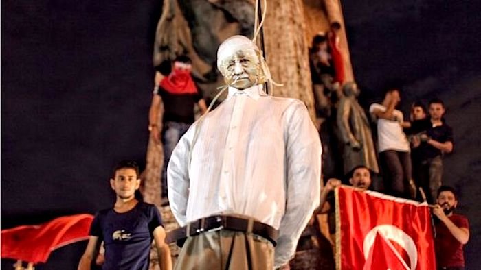 Gulen effigy