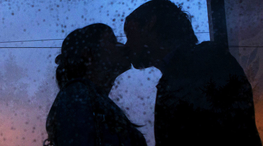 kissing