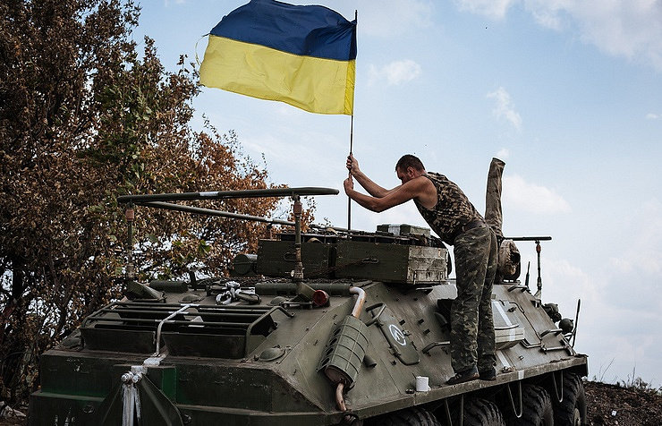 Click to enlarge Ukraine soldier on Tank with flag