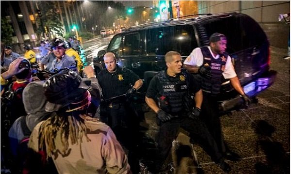 Click to enlarge anti-trump protesters