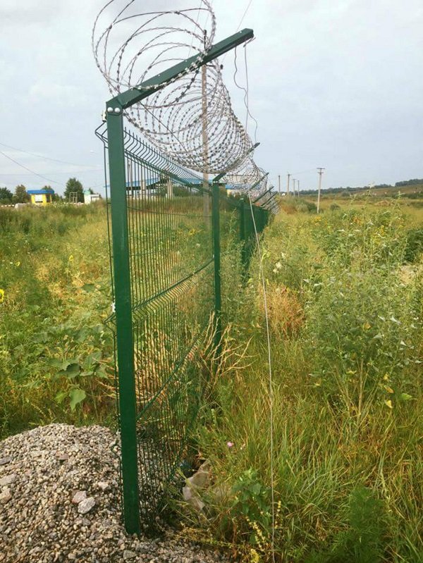 Click to enlarge Russian-Ukraine border wall