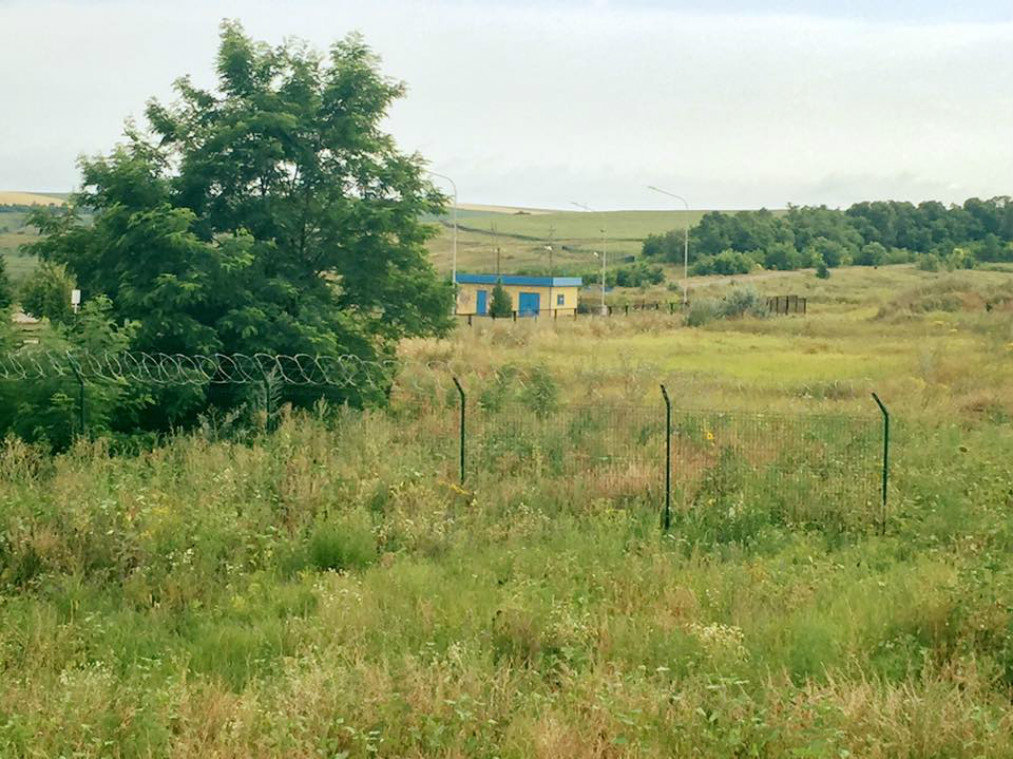 Click to enlarge Ukraine-Russian border wall
