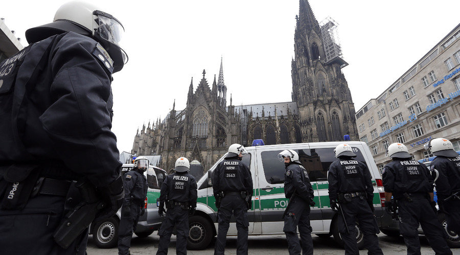 Click to enlarge German riot police