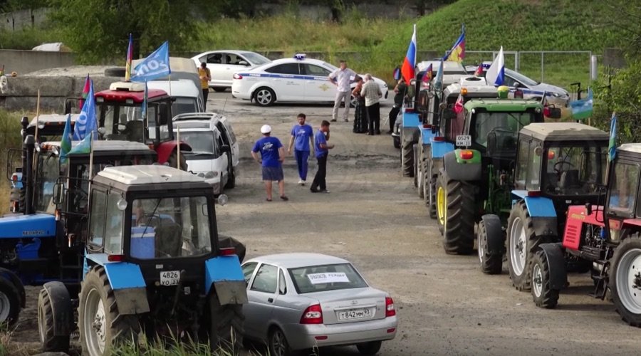 Click to enlarge russia tractor rally
