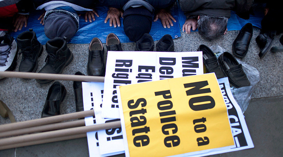 Click to enlarge muslim praying NYPD spying