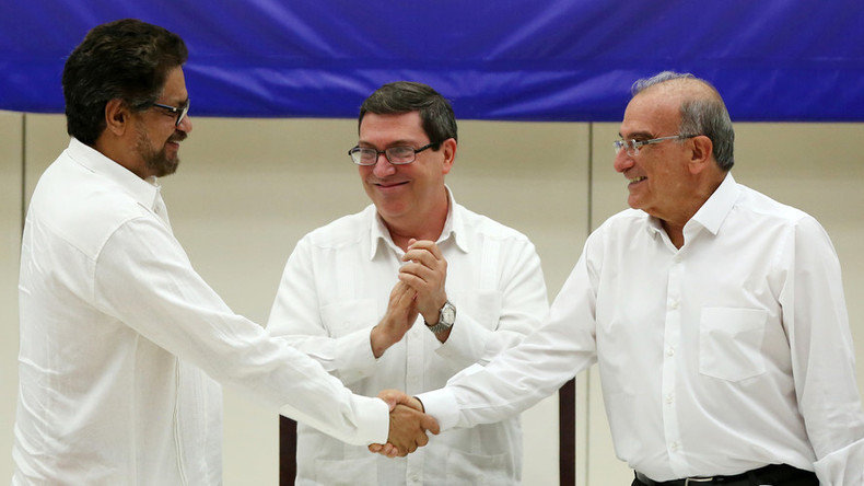 FARC's Ivan Marquez (L) and Colombia's Humberto de la Calle (R) shake hands