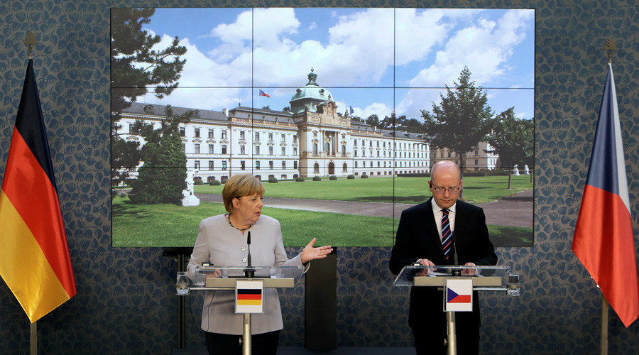 Czech Republic's Prime Minister Bohuslav Sobotka and German Chancellor Angela Merkel