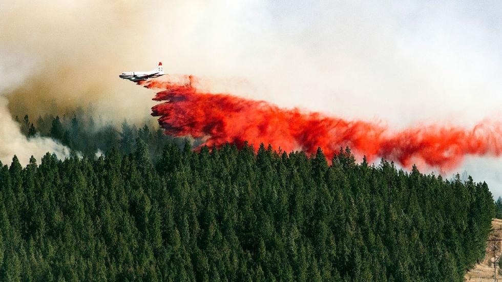 Click to enlarge plane drops a load of fire retardant