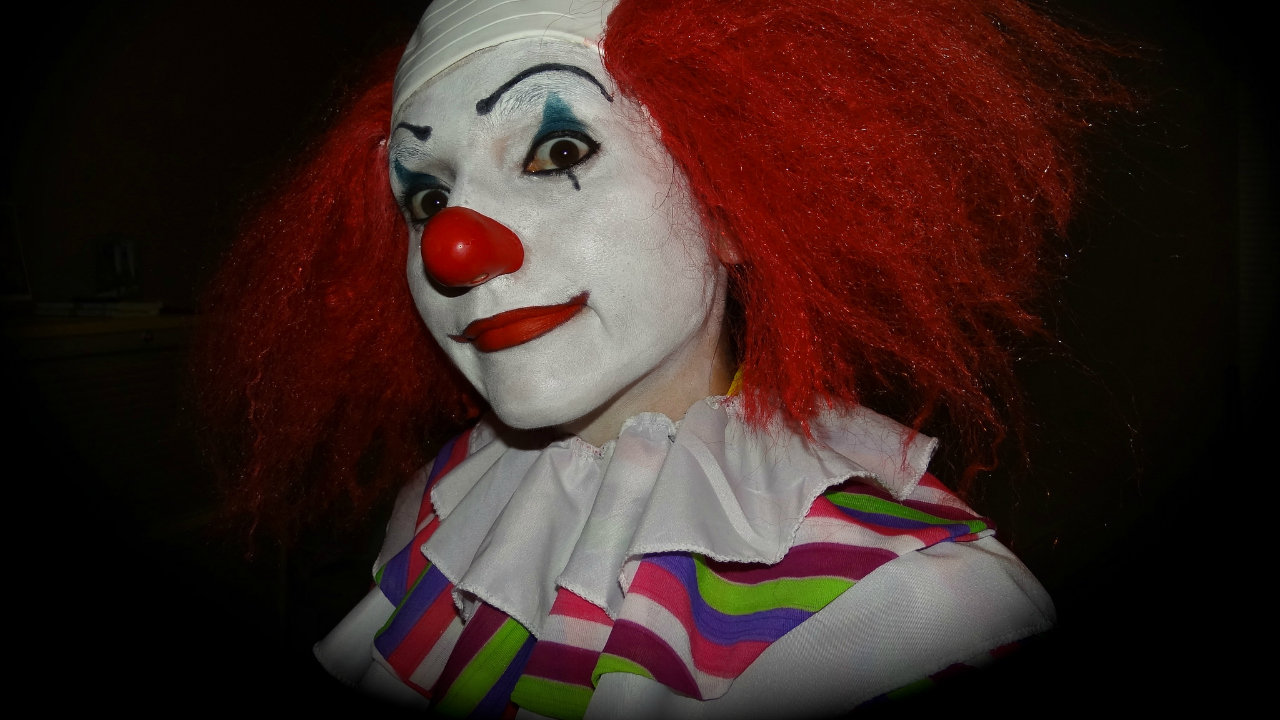 Clown lures children