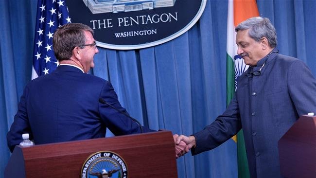 US Secretary of Defense Ashton Carter (L) and Indian Defense Minister Manohar Parrikar
