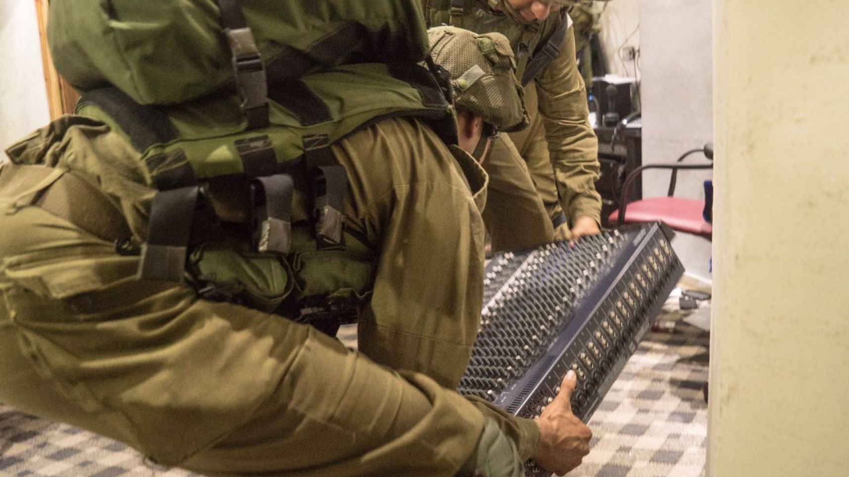 Click to enlarge Israeli soldiers at the Hebron-area station Sanabel