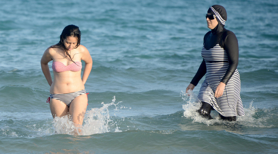 Click to enlarge French beach goers