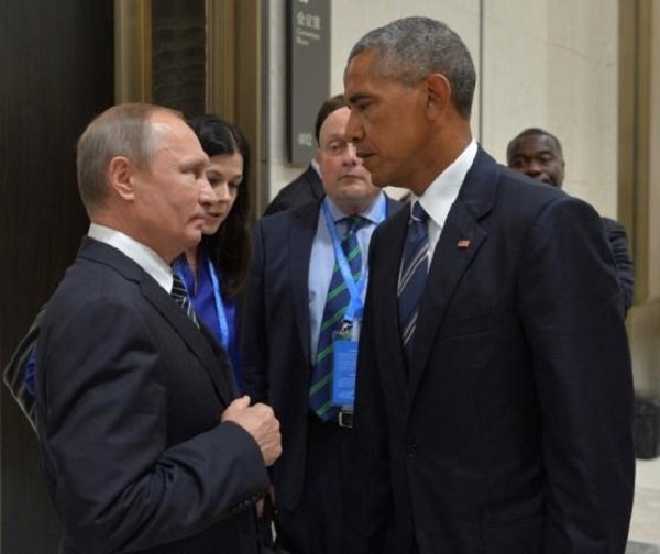 Russian President Vladimir Putin (L) meets with U.S. President Barack Obama