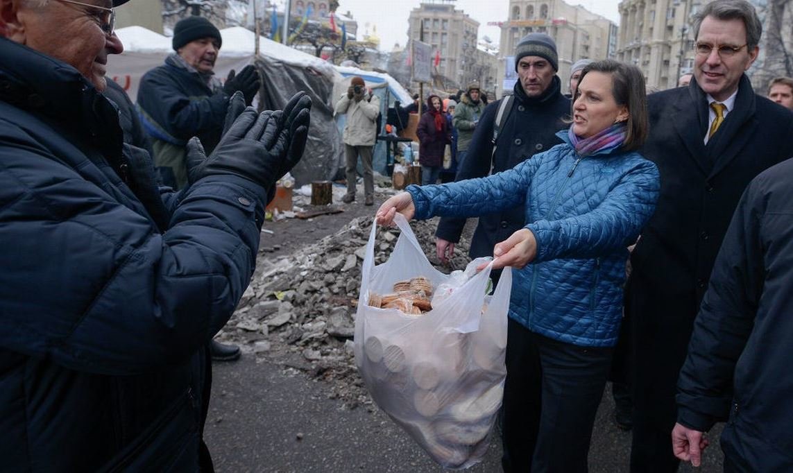 Click to enlarge Nuland handing out cookies in Maidan