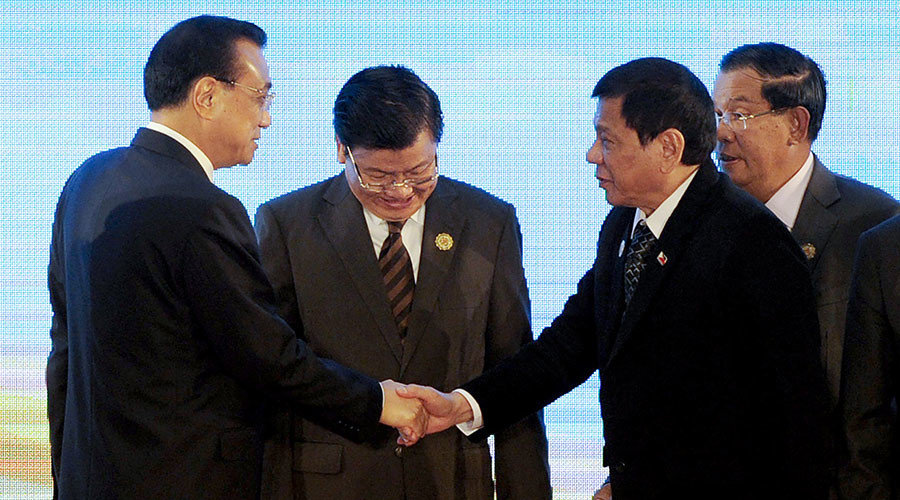 Philippines President Rodrigo Duterte (3rd R) shakes hands with Chinese Primier Li Keqiang (L)
