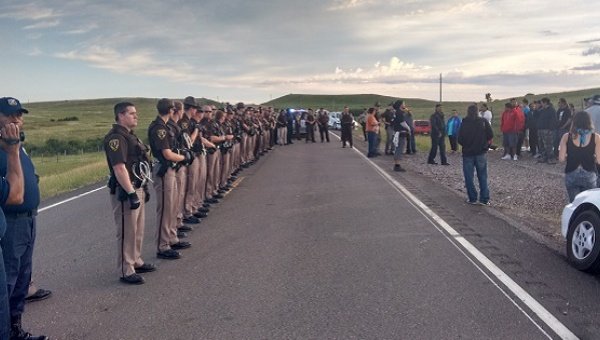 Click to enlarge Federal agents guarding against protesters