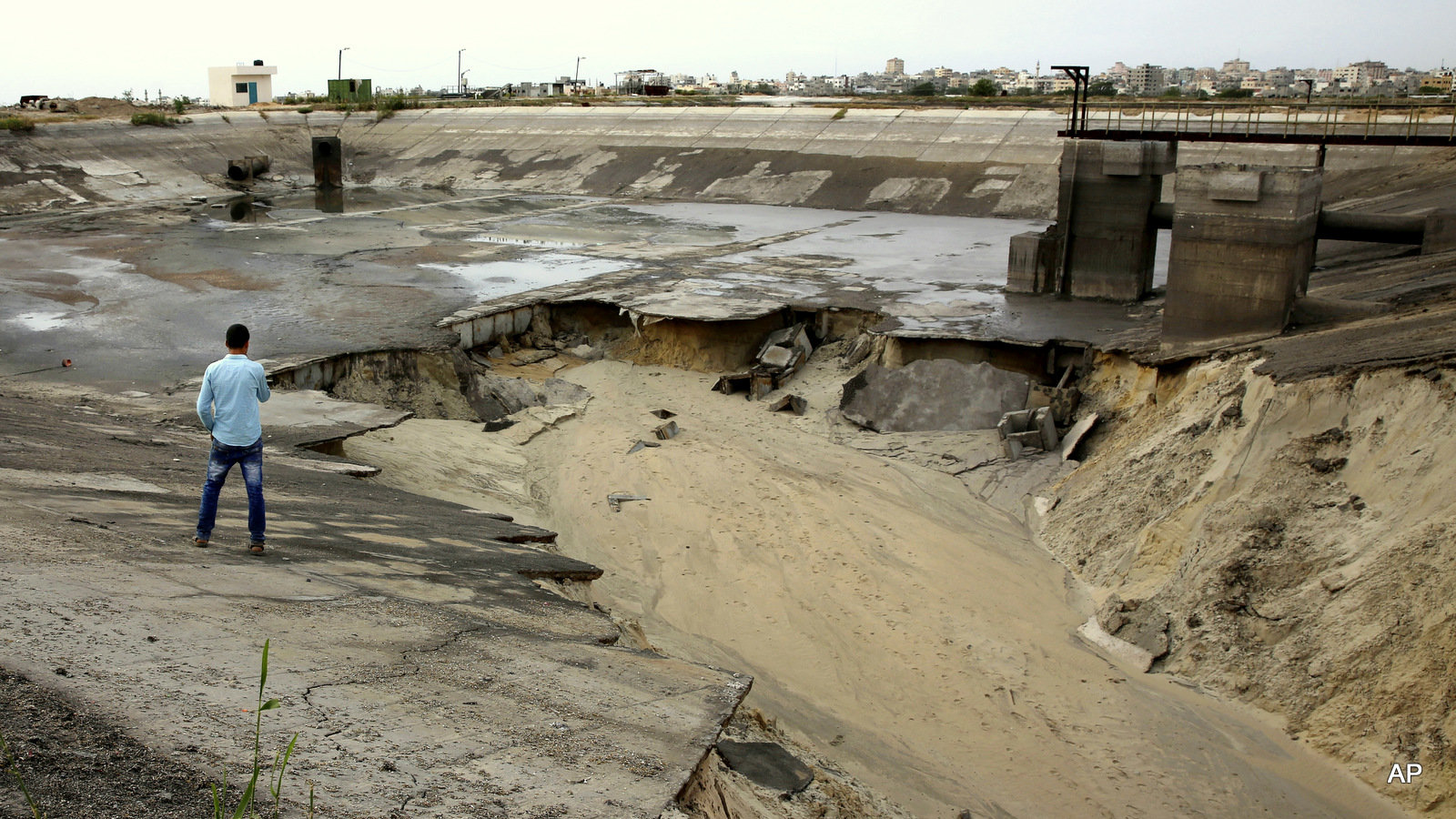Click to enlarge gaza sewage reservoir