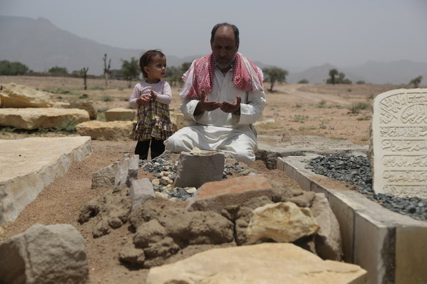 prayer at Saada grave