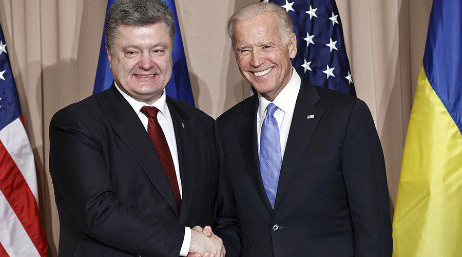 Ukraine's President Petro Poroshenko (L) and U.S. Vice President Joe Biden