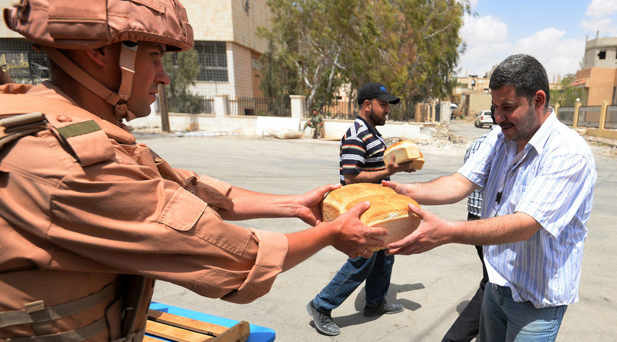 Click to enlarge Russian soldiers distribute bread to Palmyra residents