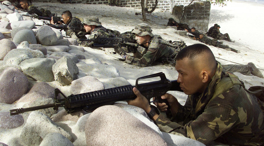 Filipino and U.S. marine soldiers