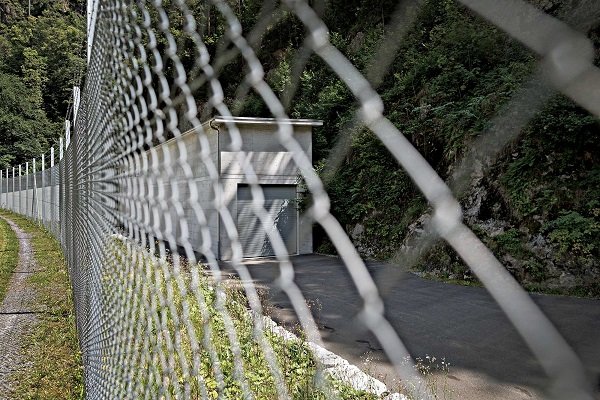 Alpine gold vault fence