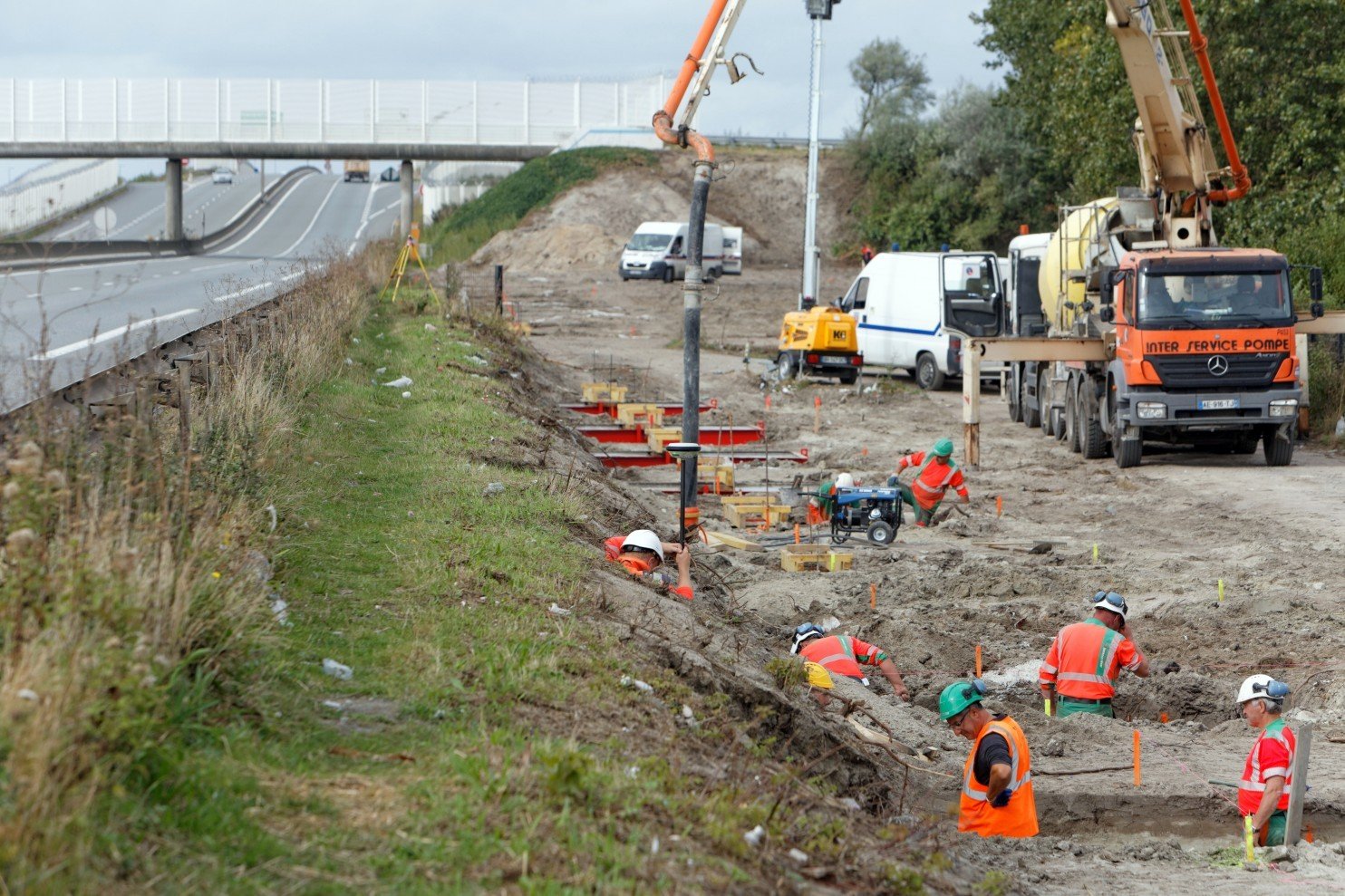 migrant wall construction