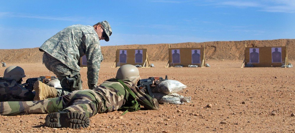 U.S. Army trainer coaches a Republic of Niger soldier