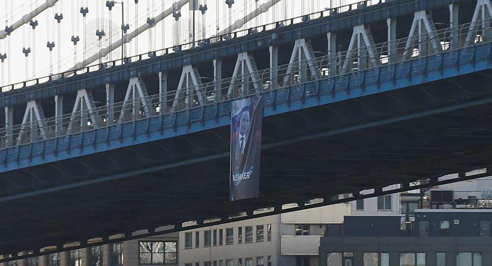 Click to enlarge Putin flag in New York