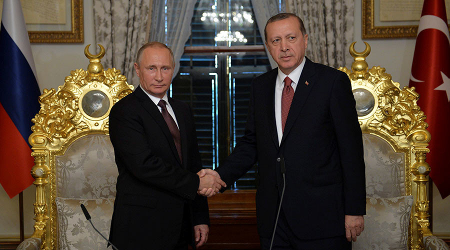 Russian President Vladimir Putin (L) shakes hands with Turkish President Tayyip Erdogan