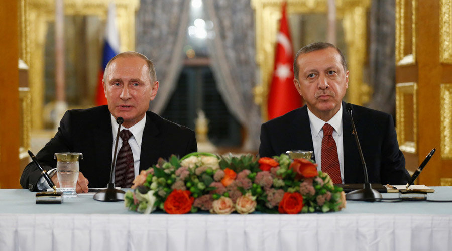 Russian President Vladimir Putin (L) and Tayyip Erdogan