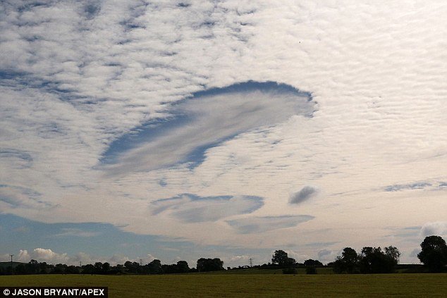 Click to enlarge hole-punch cloud over UK