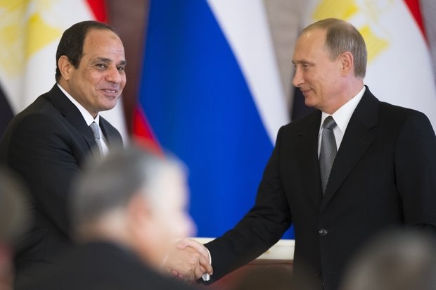 Click to enlarge Russian President Putin (R) shakes hands with his Egyptian counterpart al-Sisi