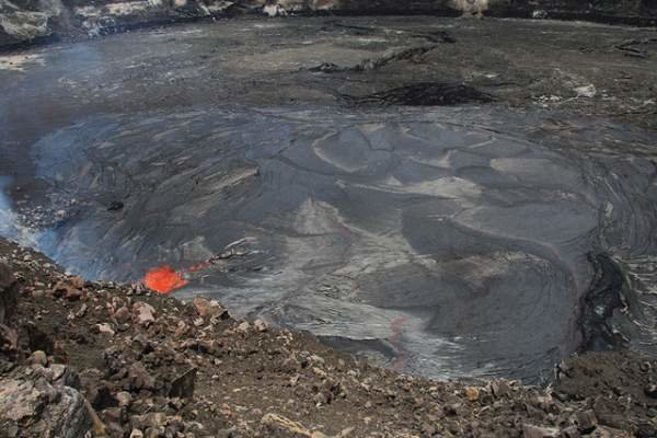 Click to enlarge This photo captured from the rim of Halemaʻumaʻu Crater at the end of April 2015 shows the lava lake in the completely filled Overlook crater atop Kilauea Volcano. The lava lake is rising again.