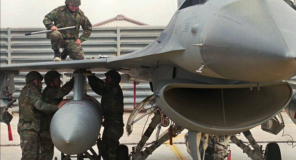 US soldiers and F-16 fighter jet