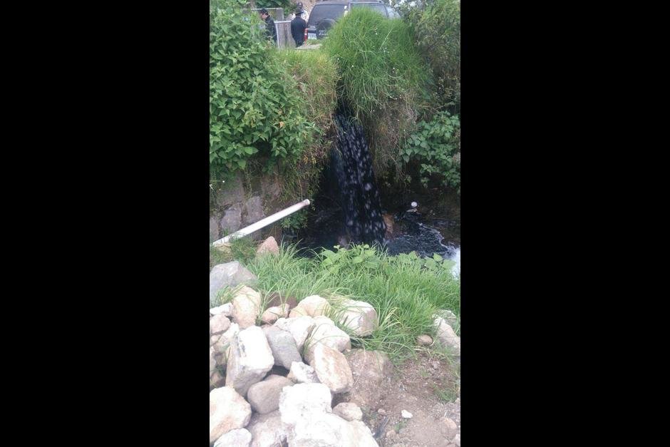 According to preliminary investigations an unknown black substance was poured into the river and could be the cause of the bloody water. Samalá river in Quetzaltenango turned blood red overnight on October 14, 2016 