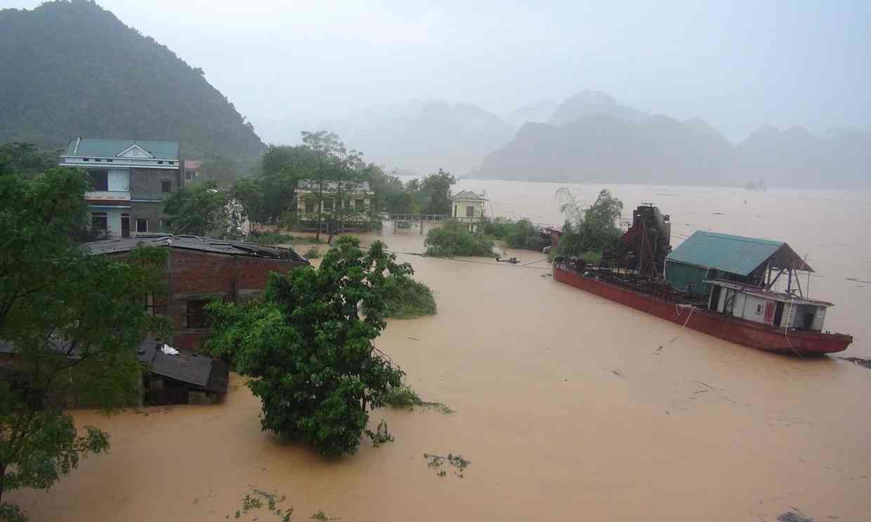 Floods surround houses in Vietnam’s Ha Tinh province after torrential rain submerged tens of thousands of houses. 
