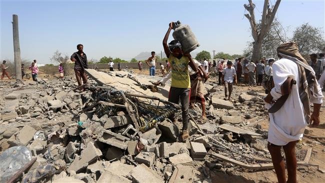 Yemenis make their way through rubble