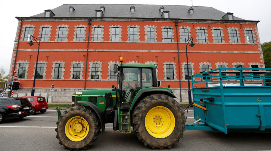 Click to enlarge A tractor outside the Walloon regional parliament