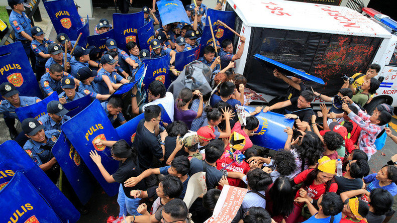 Click to enlarge Philippine protesters outside US emabssy