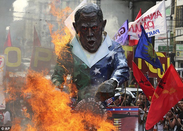 Filipinos obama effigy