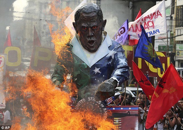 Click to enlarge Filipinos obama effigy