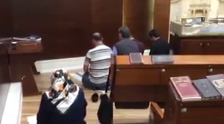 Click to enlarge muslims pray airport synagogue