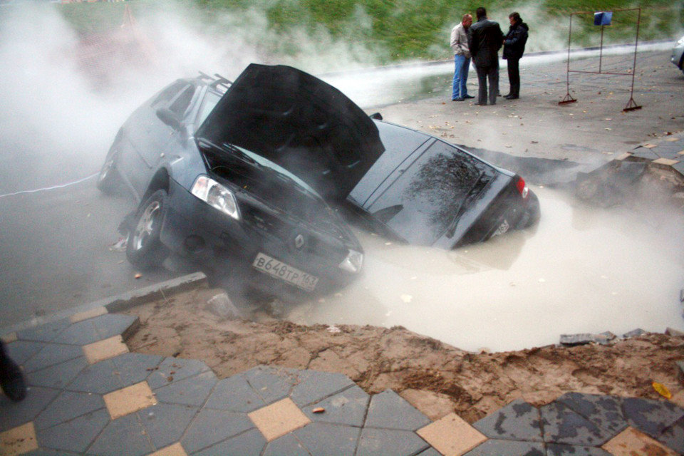 Two cars plunged into a sinkhole filled with boiling water in Russia 