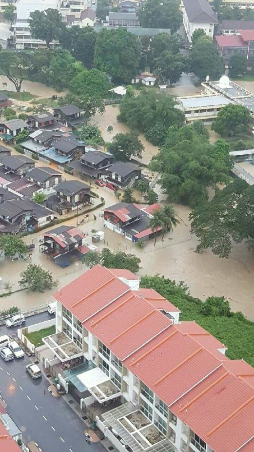 Click to enlarge The grim atmosphere was evident as residents can be seen wading through the floods to salvage their belongings and transfer their household items to higher ground.