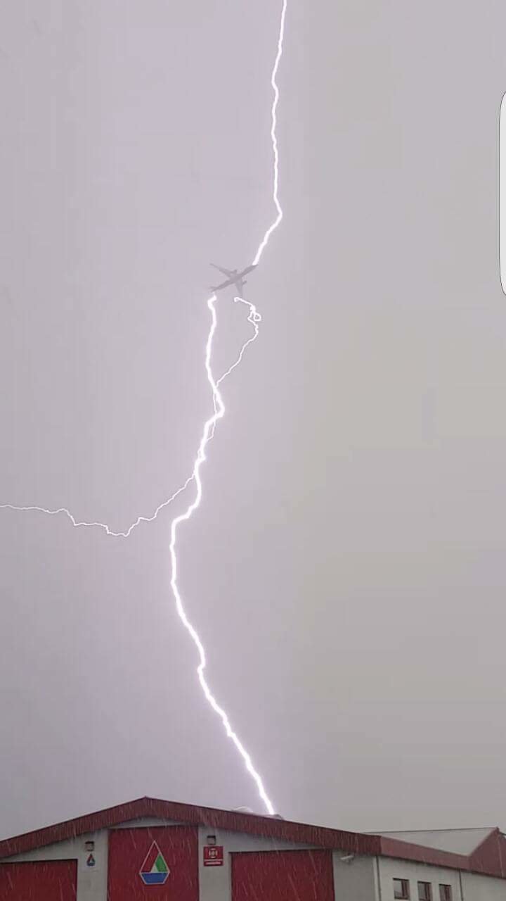 Click to enlarge Airplane hit by lightning on departure from Iceland