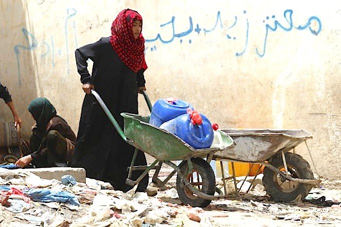 Click to enlarge Yemeni woman and cart